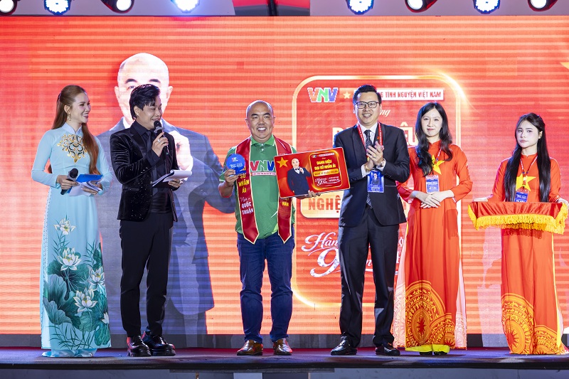 Từ những trái tim trẻ đến hành trình lan tỏa yêu thương: Nghệ sĩ Quốc Thuận trở thành Đại sứ Nhân ái của VNV