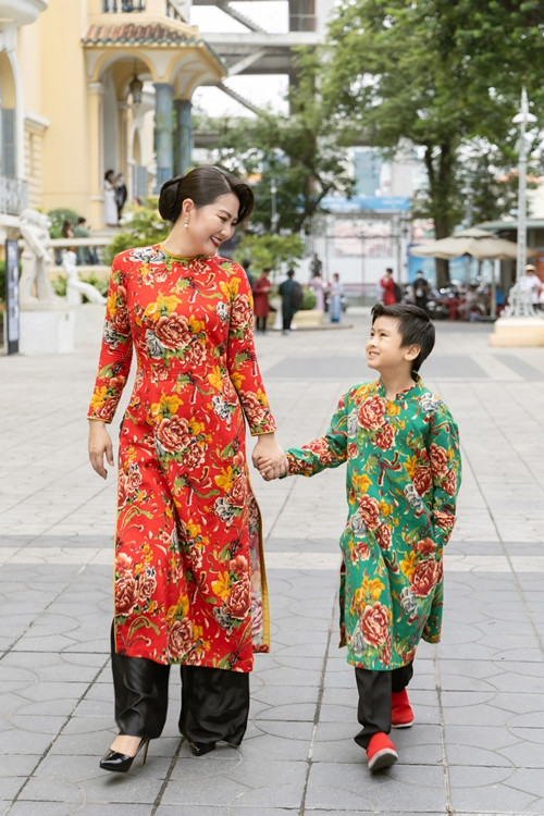 Diễn viên Ngọc Lan và con trai diện áo dài Chuồn Chuồn Ơt  xuống phố ngày cận Tết