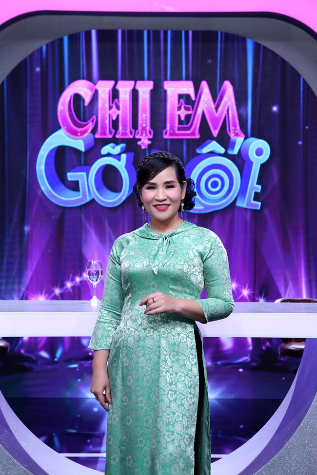 tien-si-to-nhi-a-lam-co-van-xuyen-suot-talk-show-chi-em-go-roi 1