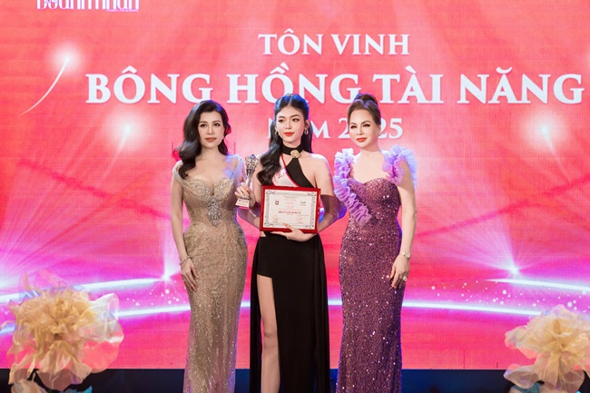 DJ Nguyễn Hồng Đoan (Doll) rạng rỡ nhận giải Bông hồng Tài năng 