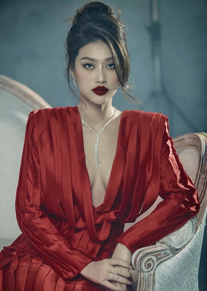 Hoa hậu Thiên Ân khoe vẻ đẹp sắc lạnh mừng 1 năm đăng quang