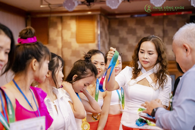 Hoa hậu Phạm Thị Cúc tổ chức sự kiện Giao lưu huấn luyện viên Yoga đánh dấu sinh nhật tuổi 48