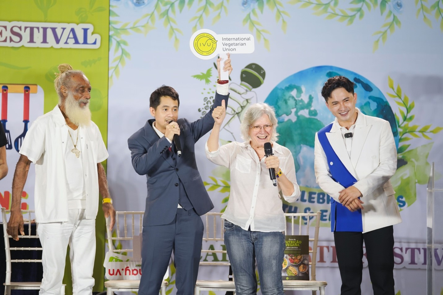 MC song ngữ Nguyễn Hoàng Vĩnh sang Ấn Độ dẫn dắt Lễ hội Ăn Chay với 20 ngàn người tham dự 