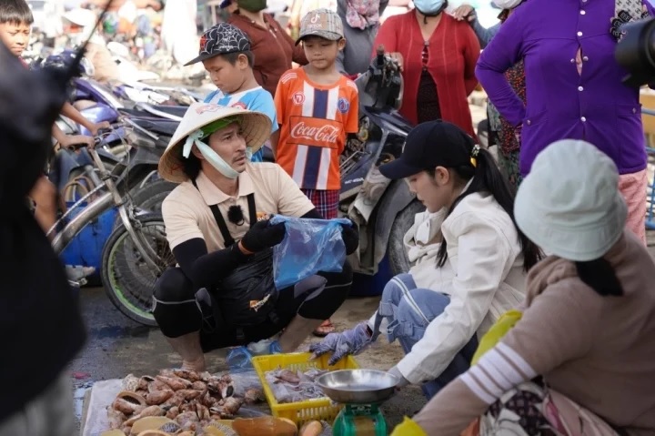 Diễn viên Duy Khánh 'cò kè từng đồng' khi đi bán nước mía ngoài chợ