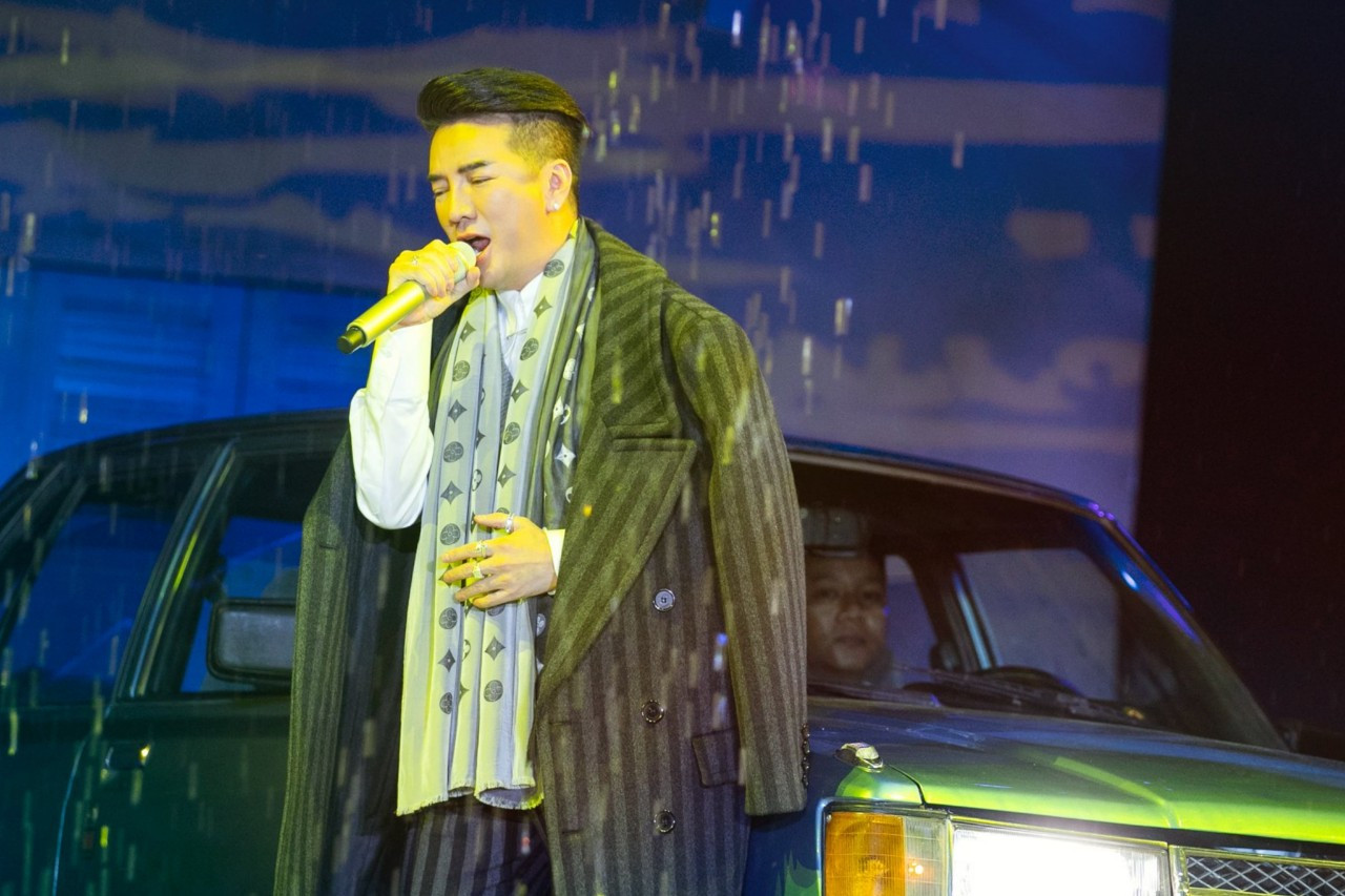 Đàm Vĩnh Hưng tái hiện Sài Gòn xưa, mang ô tô lên sân khấu 'Ngày em thắp sao trời'