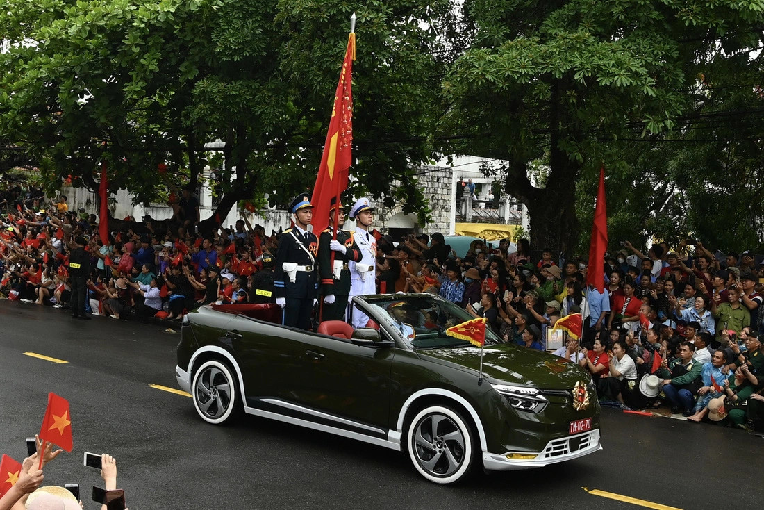 Ấn tượng ô tô điện mui trần tại lễ diễu binh, diễu hành 70 năm Chiến thắng Điện Biên Phủ
