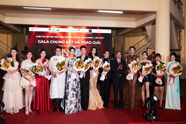 hoa-hau-loan-vuong-mac-ao-dai-gian-di-ngoi-ghe-giam-khao-tgnguoinoitieg 2