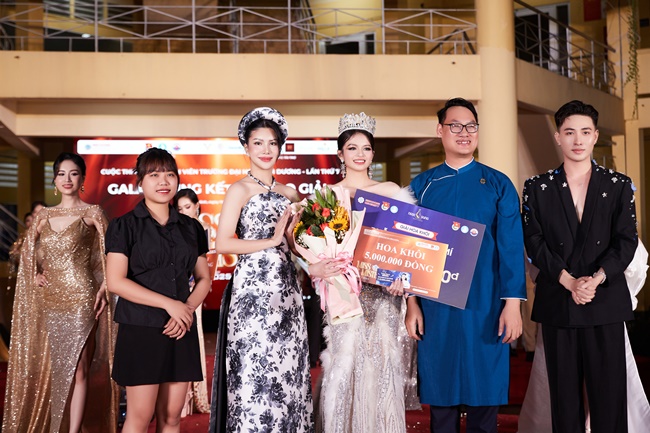 hoa-hau-loan-vuong-mac-ao-dai-gian-di-ngoi-ghe-giam-khao-tgnguoinoitieg 4