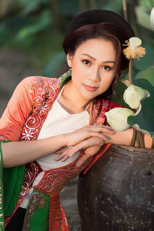 a-khoi-hoang-lan-e-ap-diu-dang-voi-ao-dai-tu-than-cua-ntk-tuan-hai-TGGUOINOITIENG5