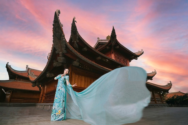 dai-su-truyen-thong-khiet-tran-huong-ung-le-hoi-ao-dai-tphcm-2025-TGNGUOINOITIENG 14