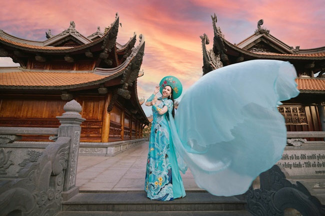 dai-su-truyen-thong-khiet-tran-huong-ung-le-hoi-ao-dai-tphcm-2025-TGNGUOINOITIENG 2