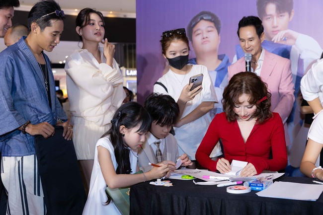 ly-hai-tu-nguyen-chieu-phim-lat-mat-8-mien-phi-cho-hon-1000-khan-gia-TGNGUOINOITIENG 98