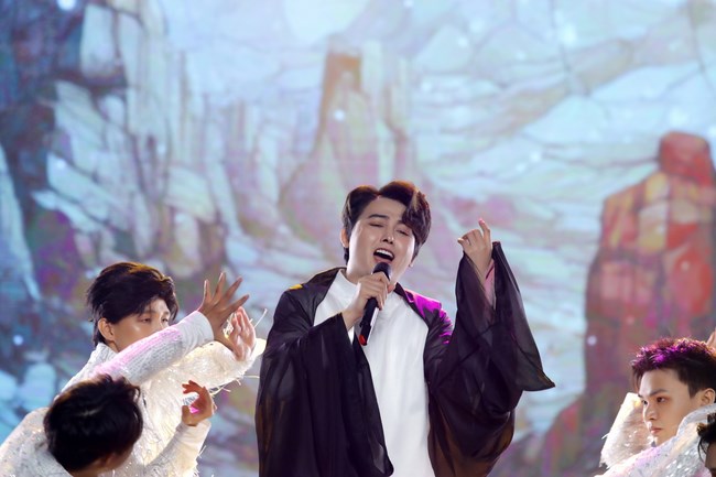 gianh-quan-quan-voi-jee-tran-duy-zuno-van-duoc-khan-gia-day-thuyen-cung-ca-si-thieng-ngan-tgnnt