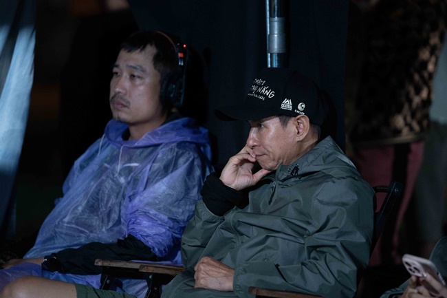 ly-hai-dam-mua-hai-dem-ngam-minh-duoi-nuoc-xiet-de-thuc-hien-dai-canh-lu-trong-lat-mat-8-tgnguoinoitieng 2