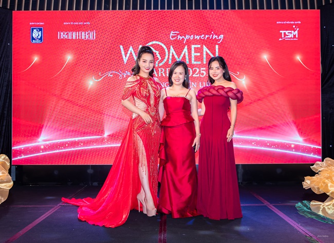 mai-thu-huyen-a-nguyen-thu-trang-khuay-dong-san-khau-bong-hong-quyen-luc-voi-nhac-pham-doa-hoa-hong-tgnguoinoitieng10