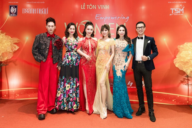 mai-thu-huyen-a-nguyen-thu-trang-khuay-dong-san-khau-bong-hong-quyen-luc-voi-nhac-pham-doa-hoa-hong-tgnguoinoitieng11
