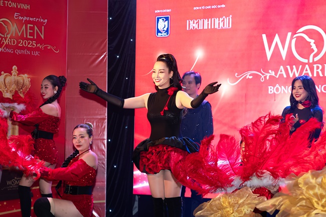 mai-thu-huyen-a-nguyen-thu-trang-khuay-dong-san-khau-bong-hong-quyen-luc-voi-nhac-pham-doa-hoa-hong-tgnguoinoitieng2