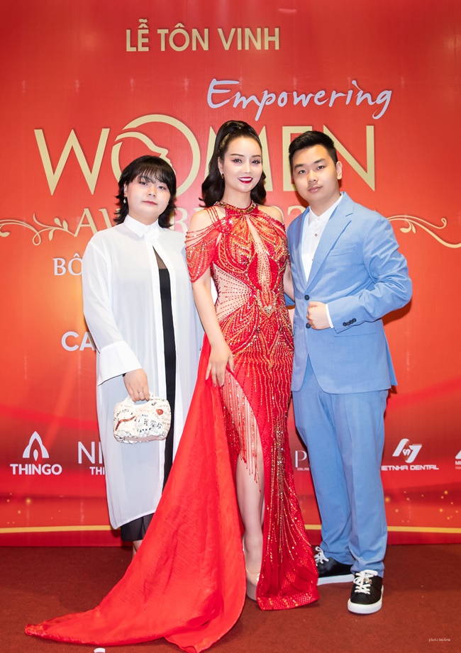 mai-thu-huyen-a-nguyen-thu-trang-khuay-dong-san-khau-bong-hong-quyen-luc-voi-nhac-pham-doa-hoa-hong-tgnguoinoitieng5