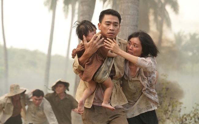 ly-hai-lay-nuoc-mat-voi-nguoi-me-mu-chu-trong-lat-mat-8-vong-tay-nang-tgnguoinoitieng 10
