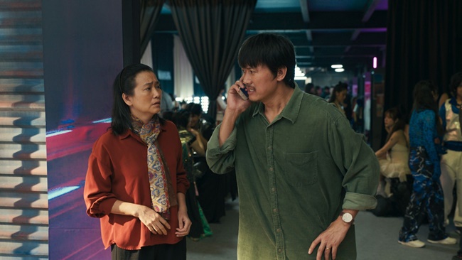 ly-hai-lay-nuoc-mat-voi-nguoi-me-mu-chu-trong-lat-mat-8-vong-tay-nang-tgnguoinoitieng 2