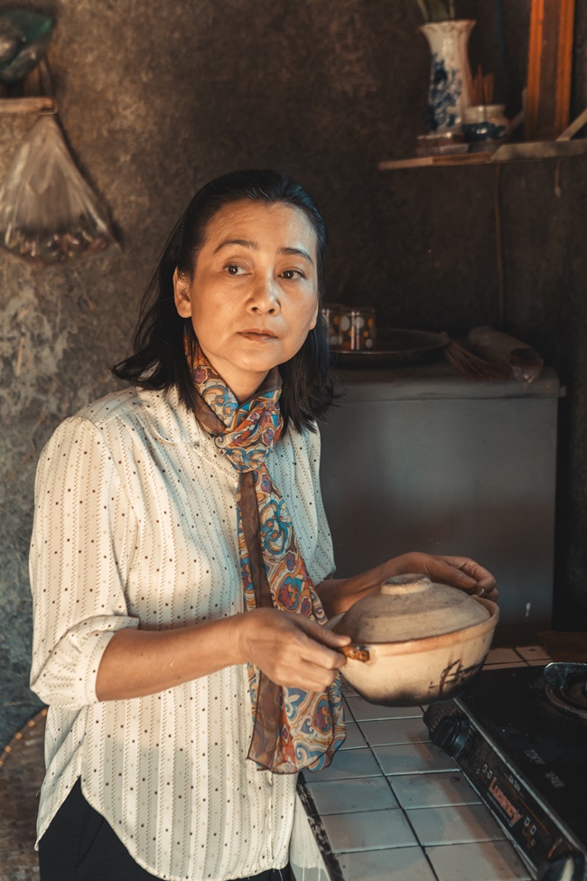 ly-hai-lay-nuoc-mat-voi-nguoi-me-mu-chu-trong-lat-mat-8-vong-tay-nang-tgnguoinoitieng 4