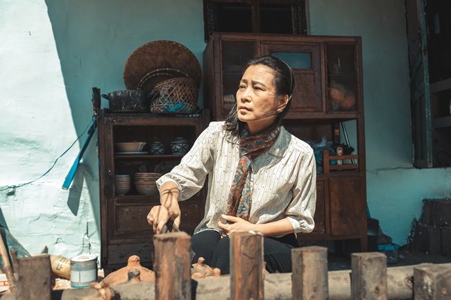 ly-hai-lay-nuoc-mat-voi-nguoi-me-mu-chu-trong-lat-mat-8-vong-tay-nang-tgnguoinoitieng 5