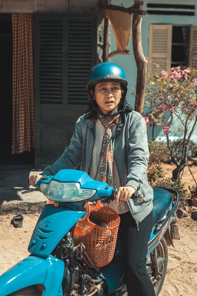 ly-hai-lay-nuoc-mat-voi-nguoi-me-mu-chu-trong-lat-mat-8-vong-tay-nang-tgnguoinoitieng 6