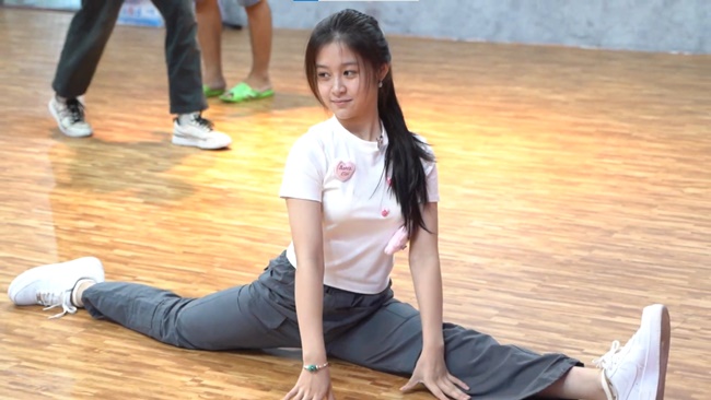 qua-trinh-no-luc-tap-nhay-cua-dan-dien-dien-tre-trong-lat-mat-8-vong-tay-nang-tgnguoinoitieng5