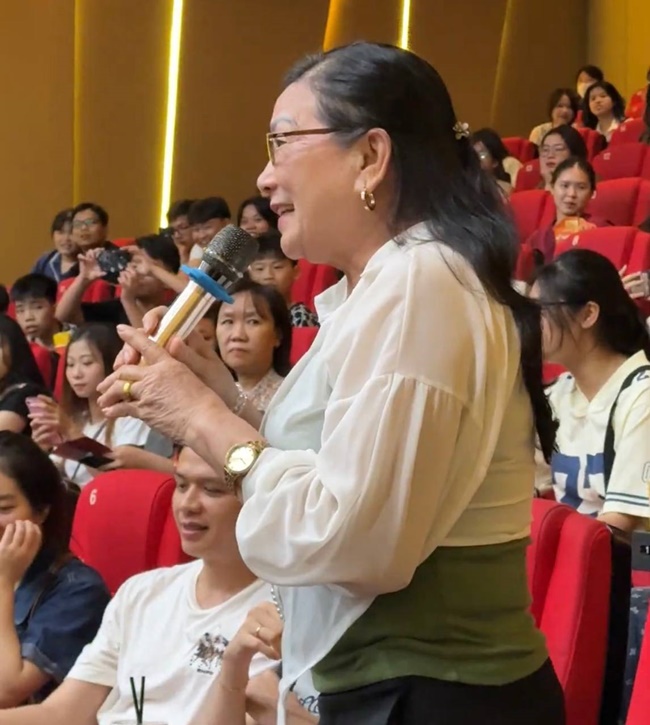 khan-gia-noi-gi-sau-2-tuan-phim-lat-mat-8-cong-chieu-tai-rap-tgnguoinoitieng 2