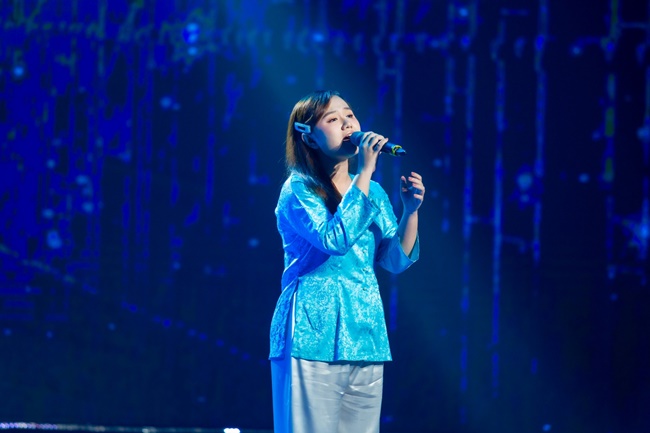 nsut-dai-nghia-choang-ngop-truoc-thi-sinh-co-giong-hat-giong-het-co-danh-ca-ngoc-lan-tgnguoinoitieng