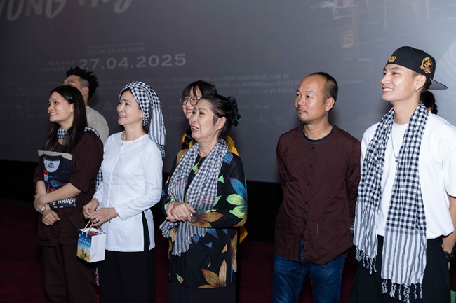 lat-mat-8-cua-ly-hai-vo-oa-khi-duoc-khan-gia-yeu-thuong-vay-kin-tai-cinetour-tgnguoinoitieng 15
