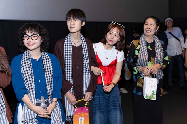 lat-mat-8-cua-ly-hai-vo-oa-khi-duoc-khan-gia-yeu-thuong-vay-kin-tai-cinetour-tgnguoinoitieng 9