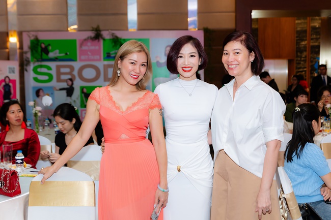 ts-nguyen-thu-huong-ra-mat-sach-khoe-dep-tu-goc-hanh-trinh-99-ngay-cham-lai-thanh-xuan-tgnguoinoitieng 10