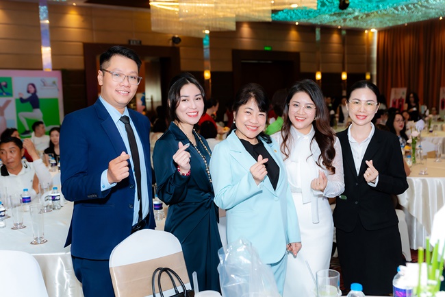 ts-nguyen-thu-huong-ra-mat-sach-khoe-dep-tu-goc-hanh-trinh-99-ngay-cham-lai-thanh-xuan-tgnguoinoitieng 5