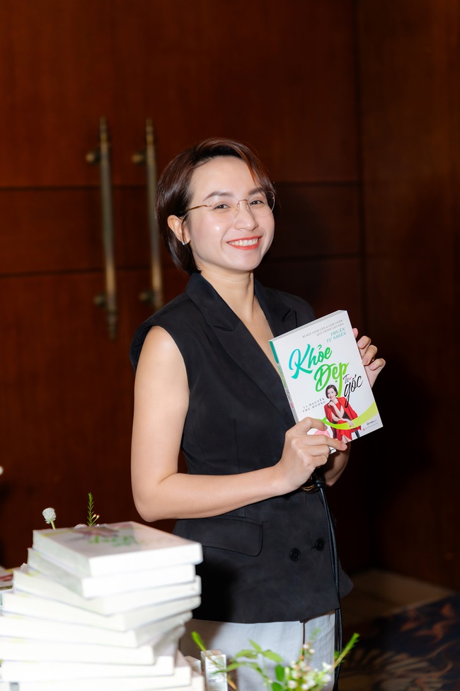 ts-nguyen-thu-huong-ra-mat-sach-khoe-dep-tu-goc-hanh-trinh-99-ngay-cham-lai-thanh-xuan-tgnguoinoitieng 67