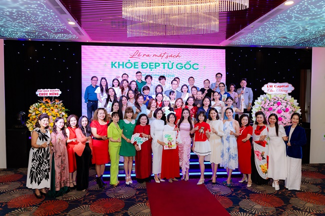 ts-nguyen-thu-huong-ra-mat-sach-khoe-dep-tu-goc-hanh-trinh-99-ngay-cham-lai-thanh-xuan-tgnguoinoitieng 77