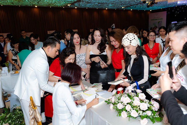 ts-nguyen-thu-huong-ra-mat-sach-khoe-dep-tu-goc-hanh-trinh-99-ngay-cham-lai-thanh-xuan-tgnguoinoitieng 79