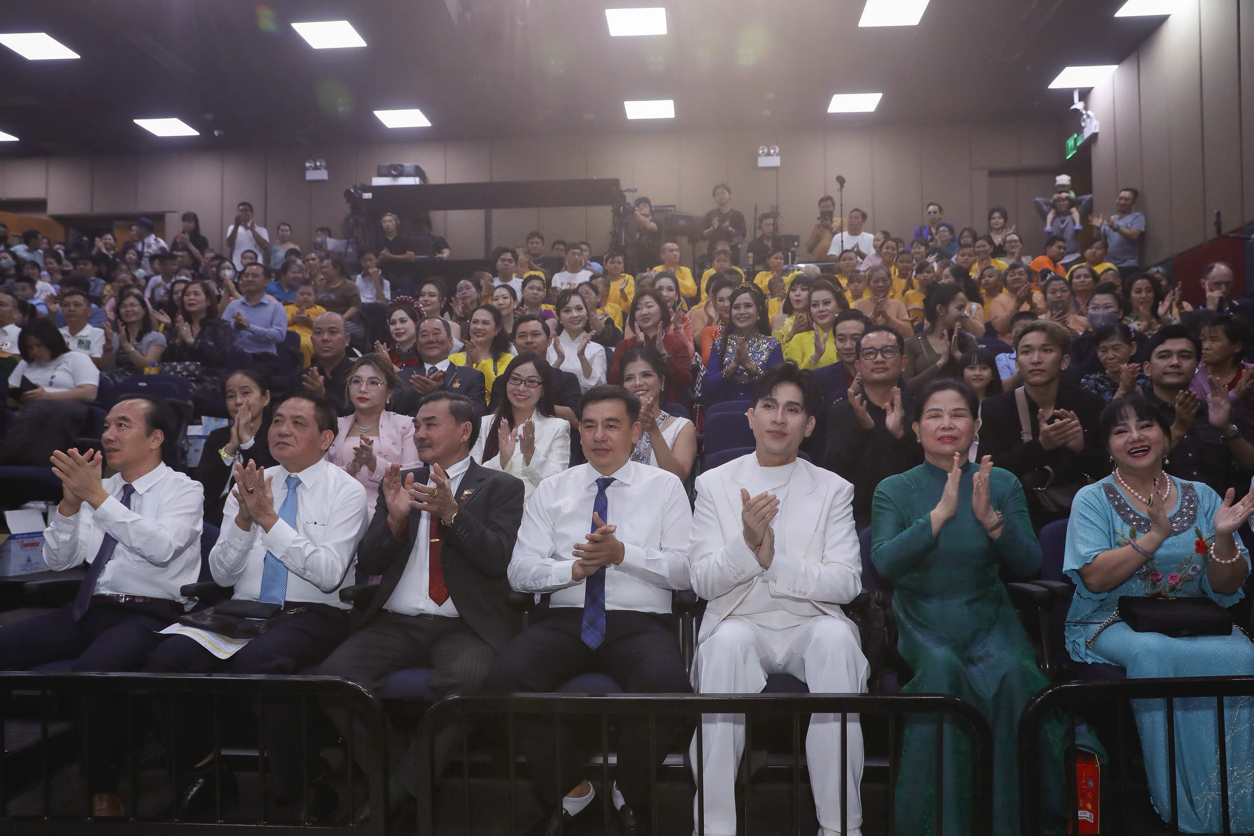 nguyen-vu-lay-doanh-thu-mv-say-mot-doi-vi-em-gop-vao-quy-vi-nu-cuoi-tre-em-tgnguoinoitieng 11