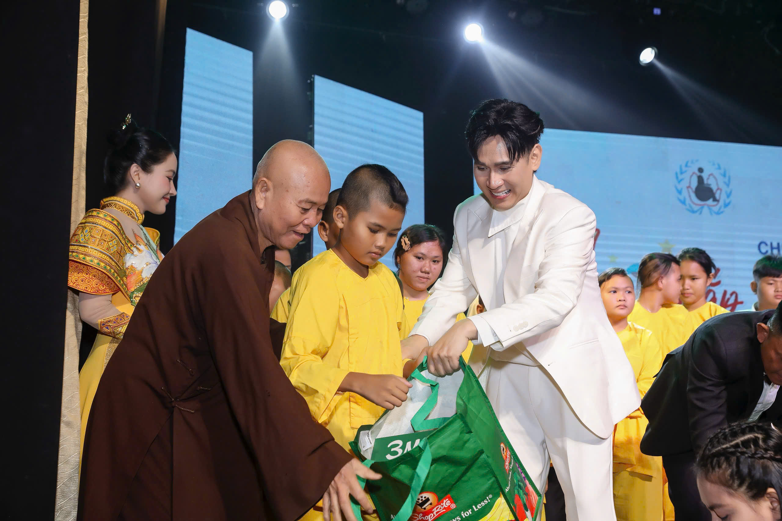 nguyen-vu-lay-doanh-thu-mv-say-mot-doi-vi-em-gop-vao-quy-vi-nu-cuoi-tre-em-tgnguoinoitieng 9