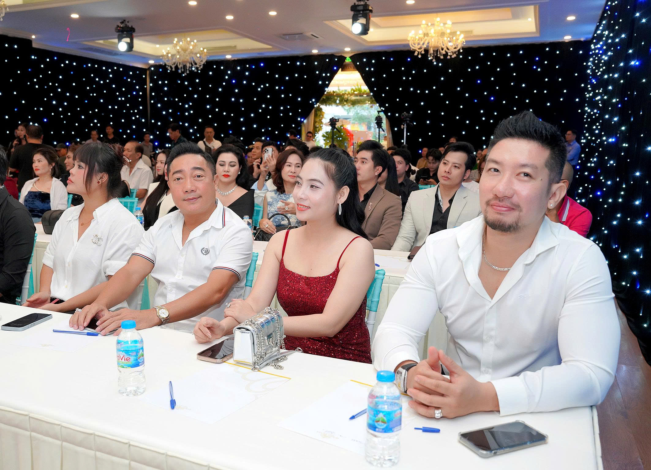 hong-quyen-choi-lon-to-chuc-liveshow-3-bang-nhac-kich-mong-phu-hoa-TGNGUOINOITIENG9