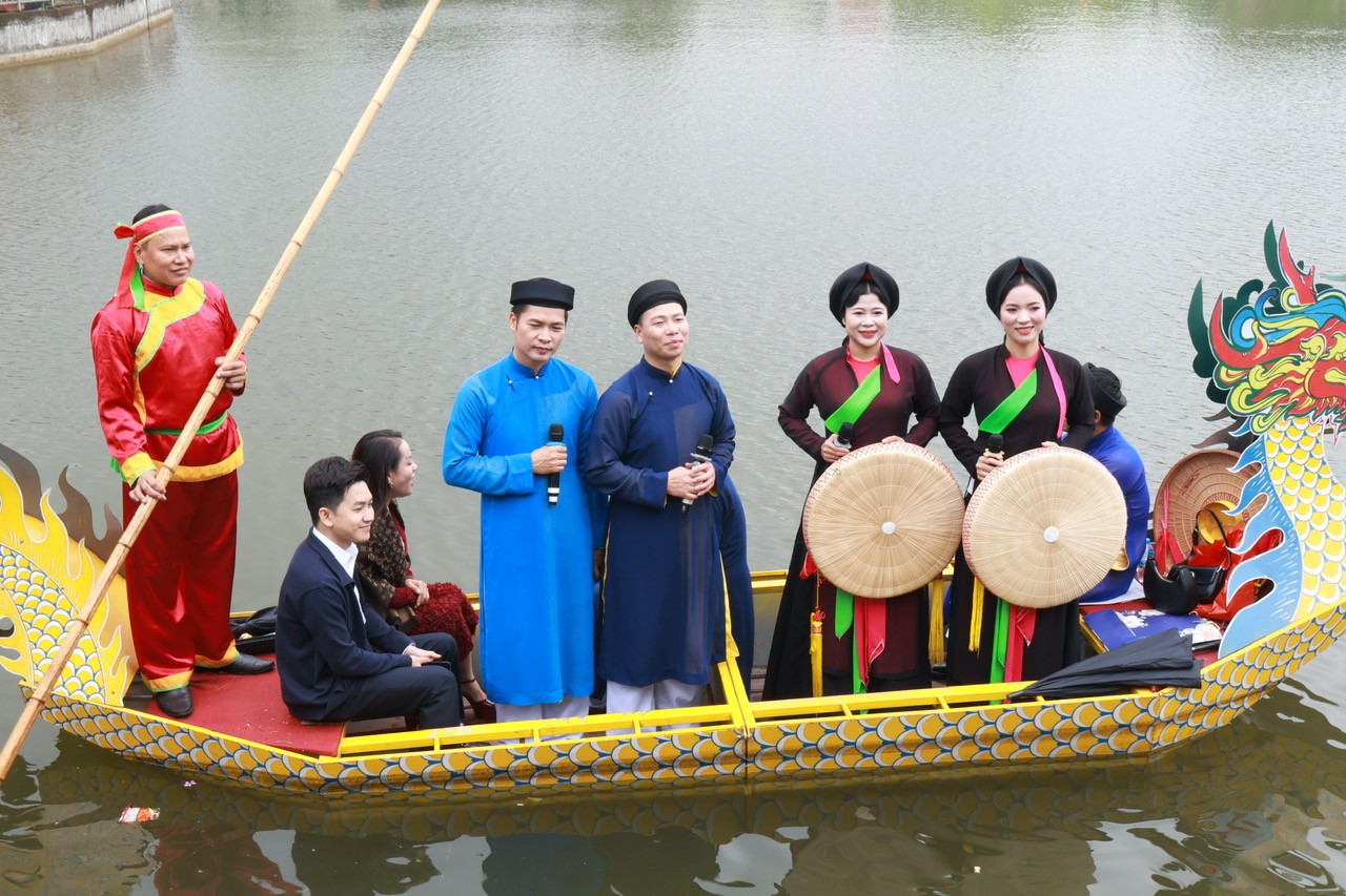 le-hoi-chua-kim-son-lang-qua-cam-suc-song-di-san-tu-mien-dat-quan-ho-tgnguoinoitieng